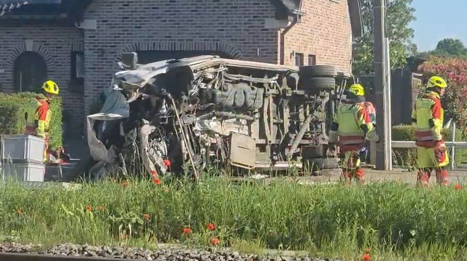 VIDEO: Tragédia v Belgicku. Vlak narazil do školského autobusu, nehoda si vyžiadala štyri obete