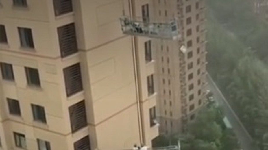 VIDEO: Ako listy vo vetre. Partia umývačov okien zažila počas búrky chvíle hrôzy