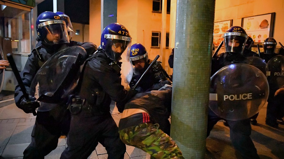 Premiér odsúdil nepokoje v Bristole. Protest prerástol do násilia, polícia zatkla 10 ľudí