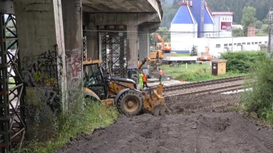 Zbúrajú starý, nový most postavia až o rok. Vodiči si musia zvykať na obchádzky medzi Kysucami a Žilinou