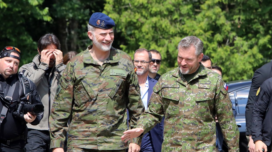 Španielsky kráľ Filip VI. a prezident Pellegrini si pozreli cvičenie vojakov v Lešti