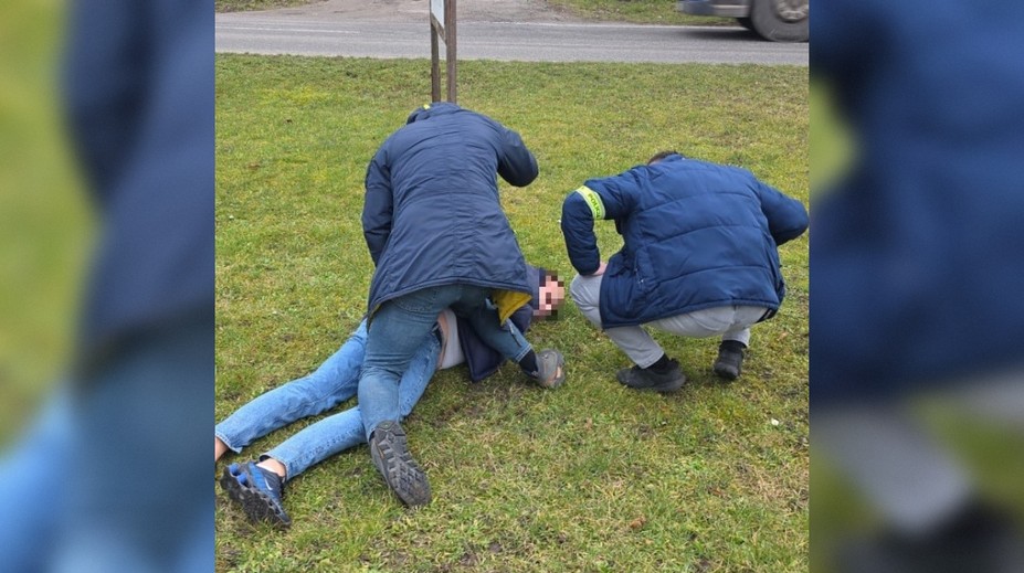 Chytili ho, keď si z plota bral igelitku s peniazmi a šperkami. Podvodník chcel okradnúť 85-ročnú seniorku