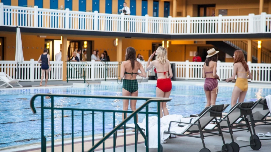 Hotel jej zakázal kúpať sa hore bez, mužom to dovolil. Žena dostane 500 eur