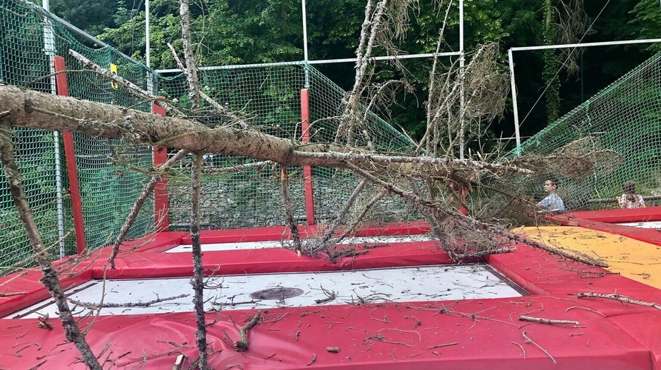 Na Železnej studničke spadol v sobotu podvečer suchý strom na trampolínu s deťmi