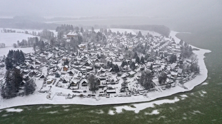 FOTO: Vzácny jav u našich susedov. Priehradu Lipno pokryl smaragdovo zelený ľad