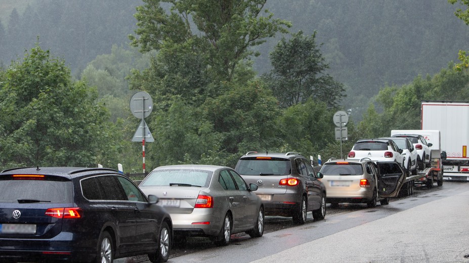 Cestovanie na sviatky sa začalo: Kolóny pri Ružomberku ešte predĺžila hromadná nehoda