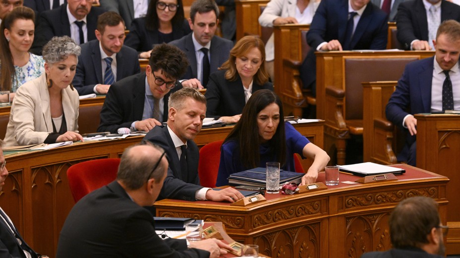Politické zemetrasenie v Maďarsku. Parlament schválil dodatok o odvolaní prezidenta