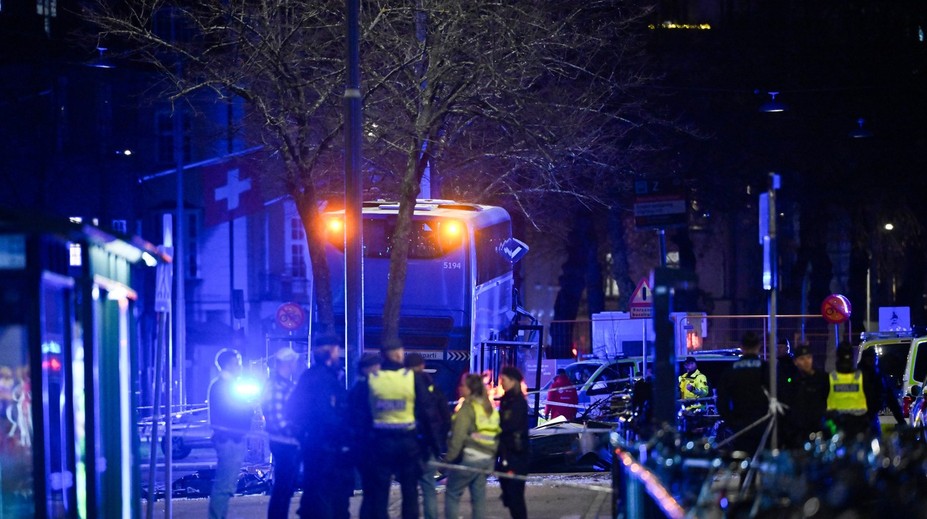 Autobus v Štokholme narazil do zastávky plnej ľudí. Incident si vyžiadal viacero mŕtvych