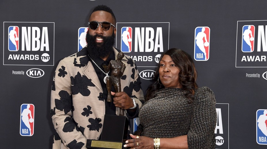 Najužitočnejším hráčom sezóny NBA sa stal James Harden, cenu si prevzal v bláznivom saku