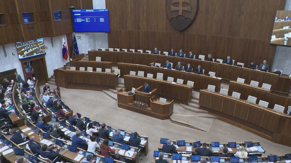 Parlament by mohli po novom odvolať aj občania. Vláda schválila novelu ústavy
