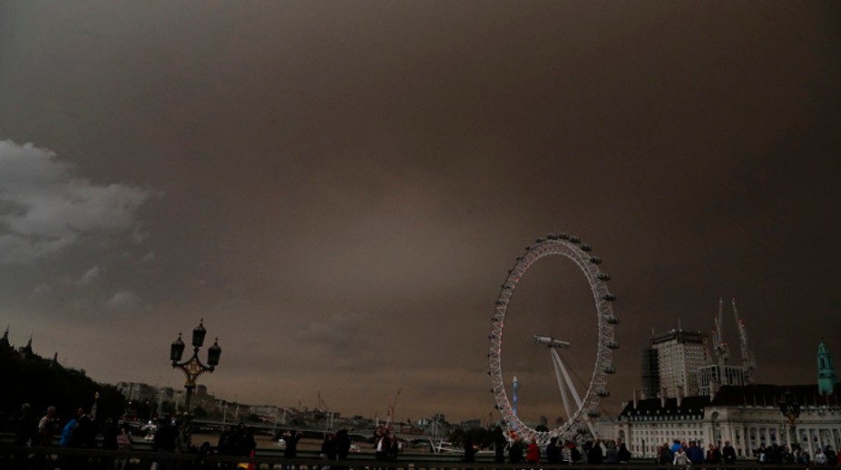 Búrka Ophelia má na konte už tri obete, priniesla aj prach zo Sahary