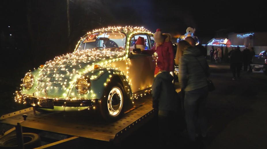 Zastavili aj dopravu. Pri Rajeckých Tepliciach si ľudia užili netradičný sprievod