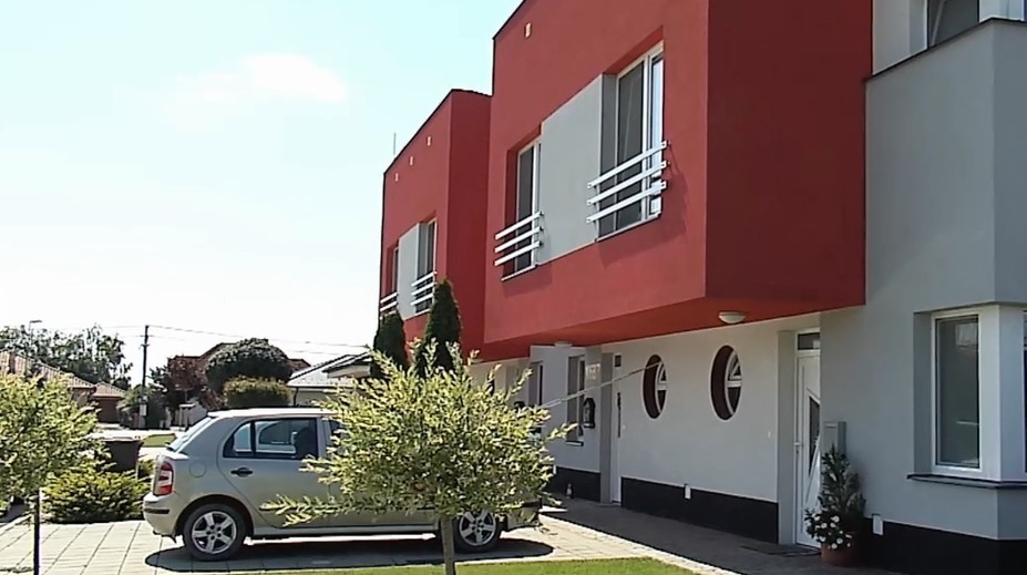 Tragédia v obci Trhová Hradská. V dome našli mŕtvu ženu, na tele mala 20 bodných rán