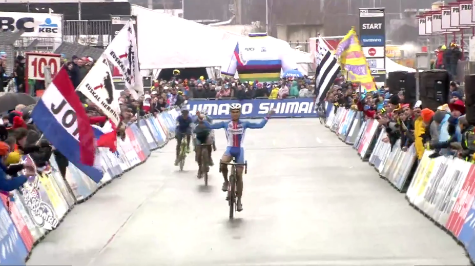 Trapas českého cyklistu. Myslel si, že je majster sveta, do cieľa mu chýbalo ešte kolo