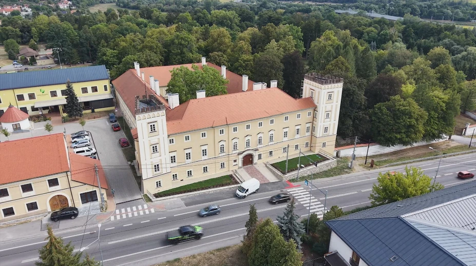 Zo zanedbaného kaštieľa je klenot Pohronia. Pozrite sa, ako dnes vyzerá