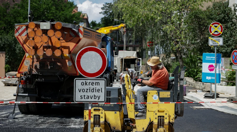 Keď Bratislava stojí, opravujú. Keď sa cesty uvoľnia, končia. Nemalo by to byť práve naopak, pýtajú sa vodiči