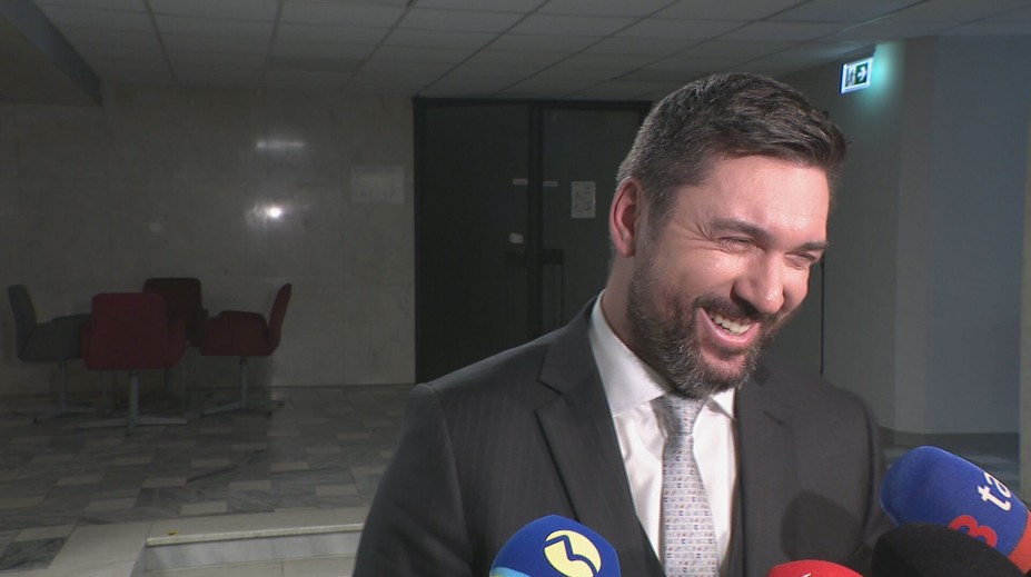 Vláda má pre vysoký dlh požiadať parlament o dôveru. Ministra Takáča táto otázka poriadne rozosmiala