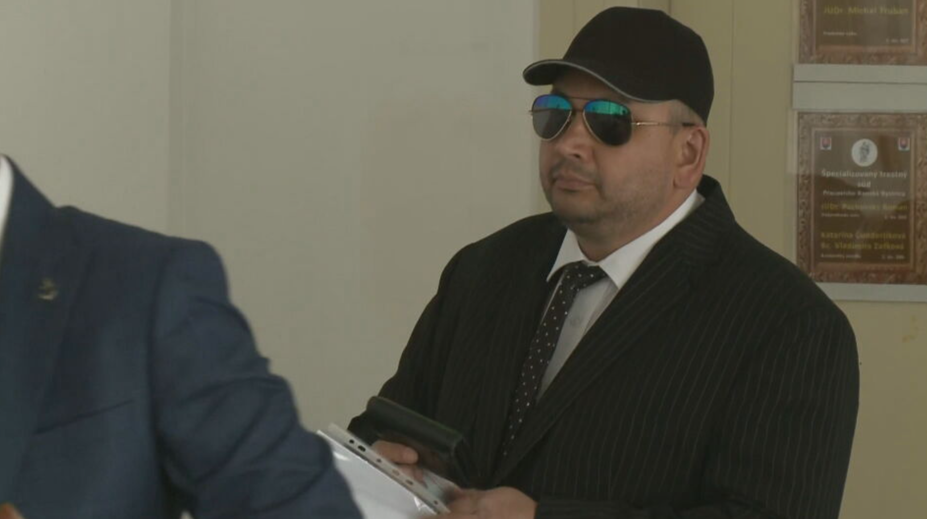 Nasadili naňho agenta a zadržali ho priamo pri preberaní úplatku. Starosta z východu sa postavil pred súd