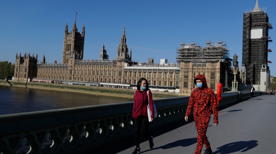 Britský epidemiológ odstúpil z tímu poradcov. Porušil opatrenia, ku ktorým sám prispel