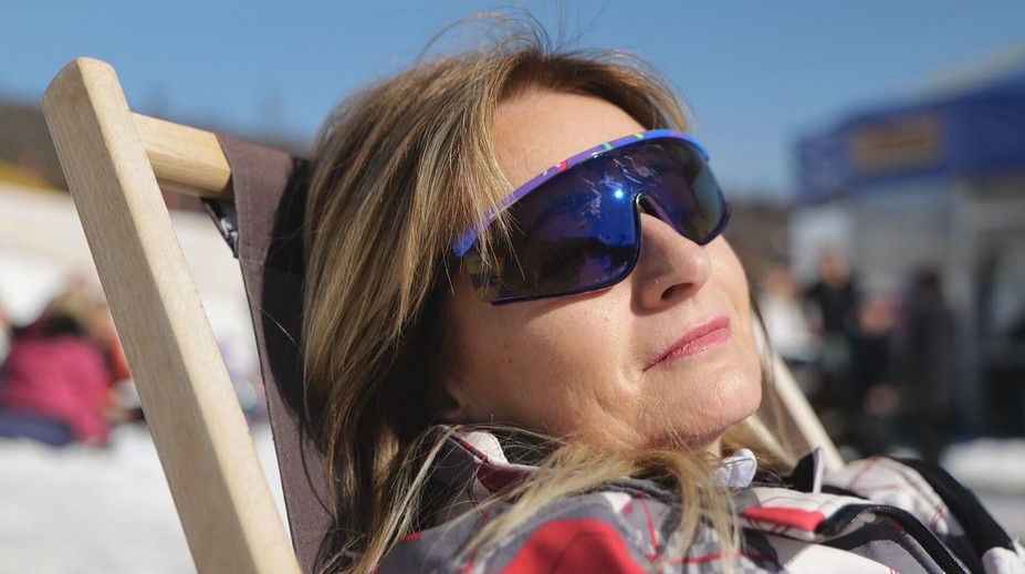 Jarné slnko láka von a poteší, no môže pokožku spáliť aj viac než to letné