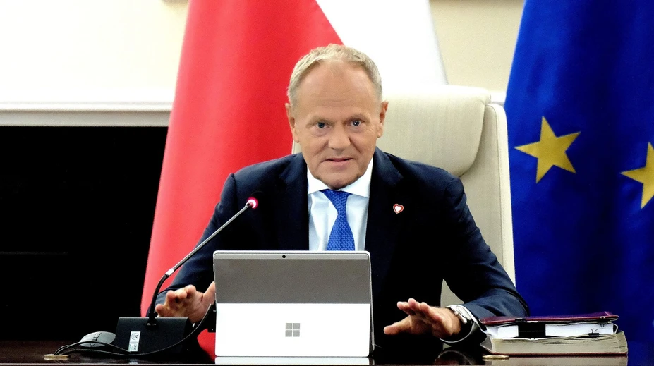 Požiar v závode na súčiastky do dronov bol podľa Tuska sabotážou. Ruské hybridné aktivity sa stupňujú