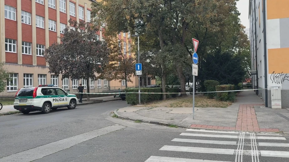 Spoza dverí bytu sa ozývali volania o pomoc. Polícia našla muža v mláke krvi