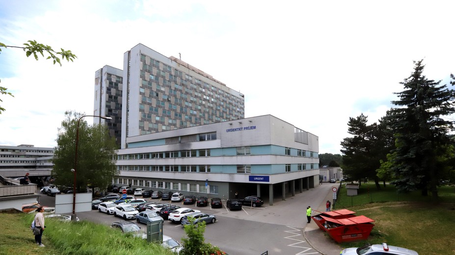 Takmer 200 zamestnancov banskobystrickej nemocnice skolil vysoko nákazlivý norovírus. Odborník priblížil, o čo ide