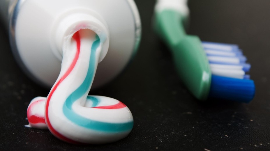 Zubná pasta z vlasov. Ľudia si môžu poškodenú sklovinu nahradiť inováciou v medicíne