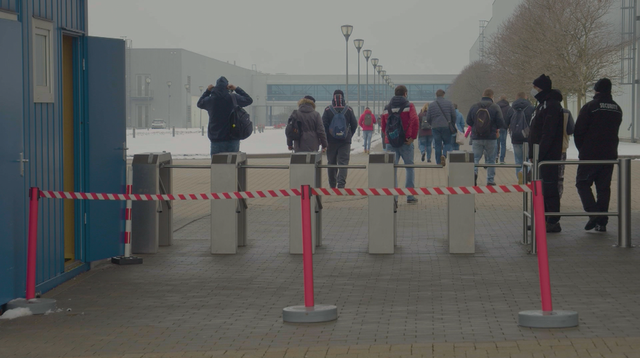 Fabriky už pociťujú výpadky zamestnancov a chystajú krízové plány. Nastúpiť by mohli aj pozitívni