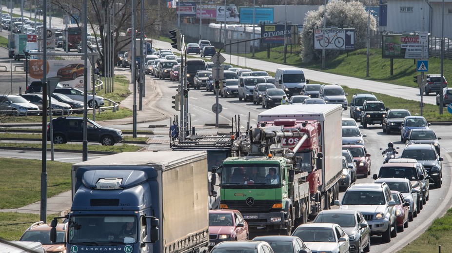 Doprava v Bratislave skolabovala, vodiči stáli v niekoľkohodinových kolónach
