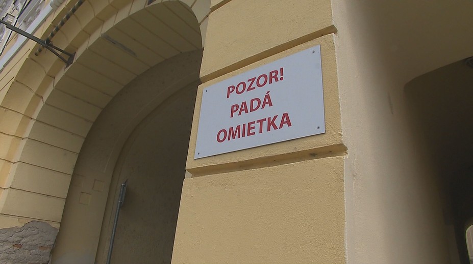 Voda v podkroví a opadávajúca omietka. Župný dom v Nitre sa doslova rúca turistom pred očami