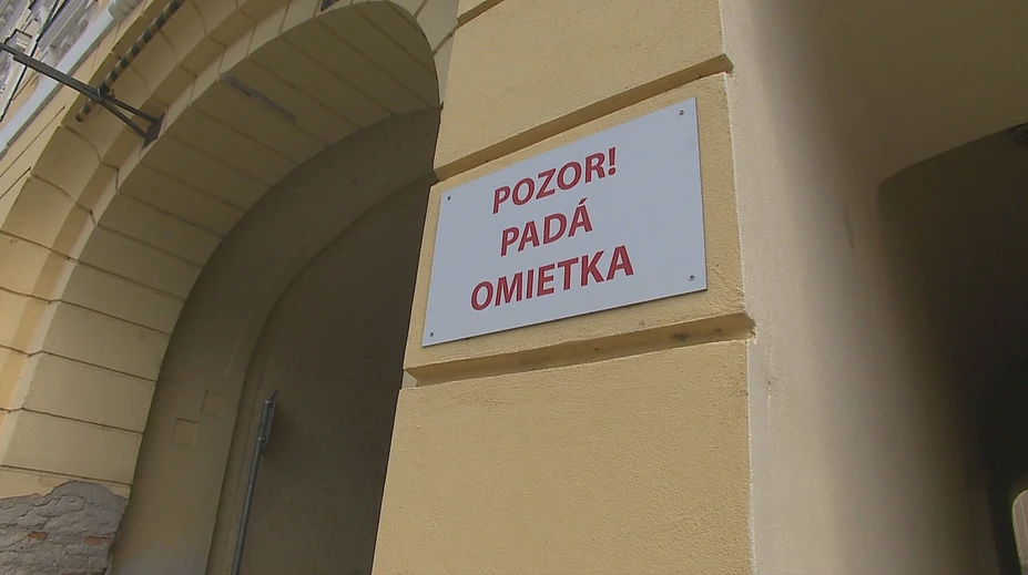 Voda v podkroví a opadávajúca omietka. Župný dom v Nitre sa doslova rúca turistom pred očami
