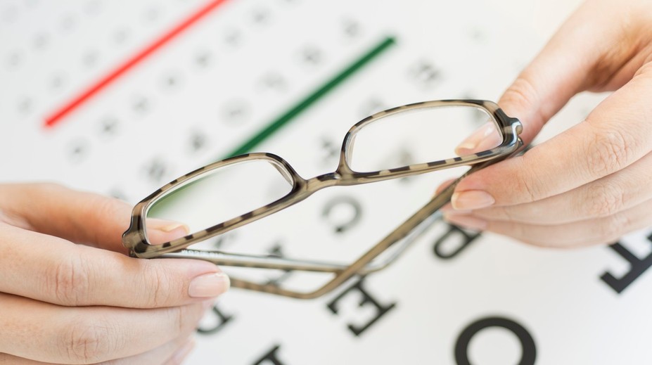 Na trh s liekmi prichádza revolučná novinka. Očné kvapky by mohli nahradiť okuliare