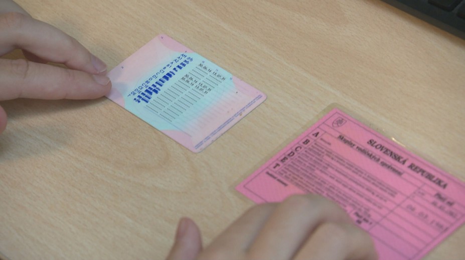 Vydávanie vodičákov nie je ohrozené. Staré ružové si ešte stále nevymenili tisícky šoférov