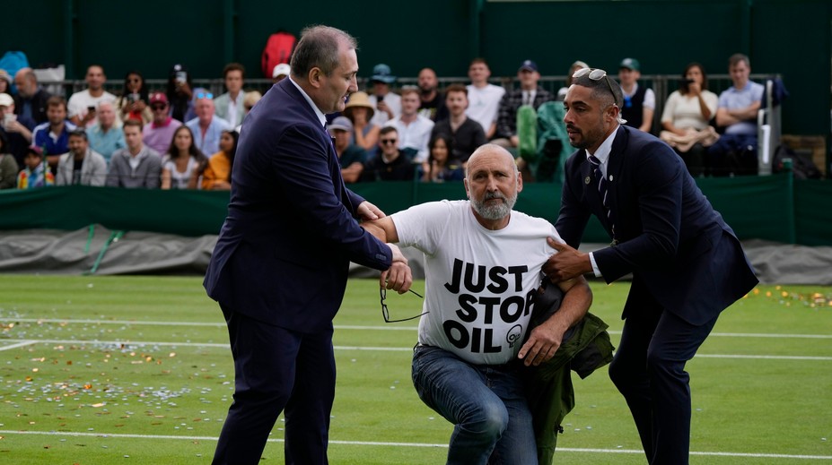 VIDEO: Aktivisti opäť vystrájali. Tentoraz na Wimbledone a s konfetami