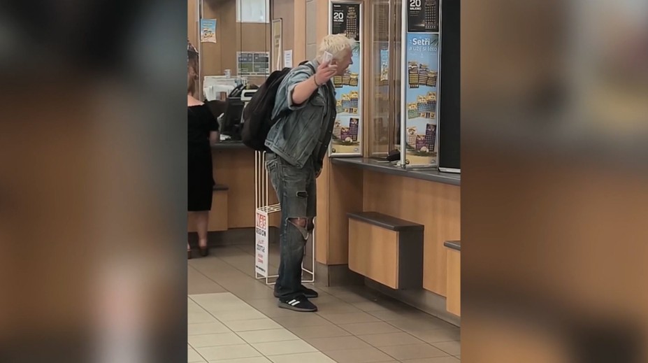 VIDEO: Ľudia na pošte v Česku zažili poriadny šok. Muž agresívne urážal zamestnankyňu