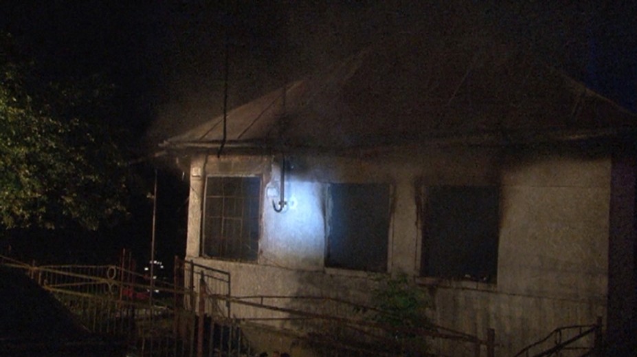 Požiar rodinného domu na východnom Slovensku, matka a dedko sa popálili pri záchrane dcérky