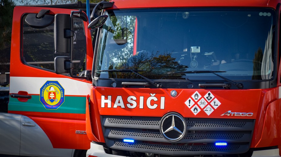 Už tretí deň bývajú v telocvični. Po požiari v Nitre prišlo o strechu nad hlavou zhruba 100 ľudí
