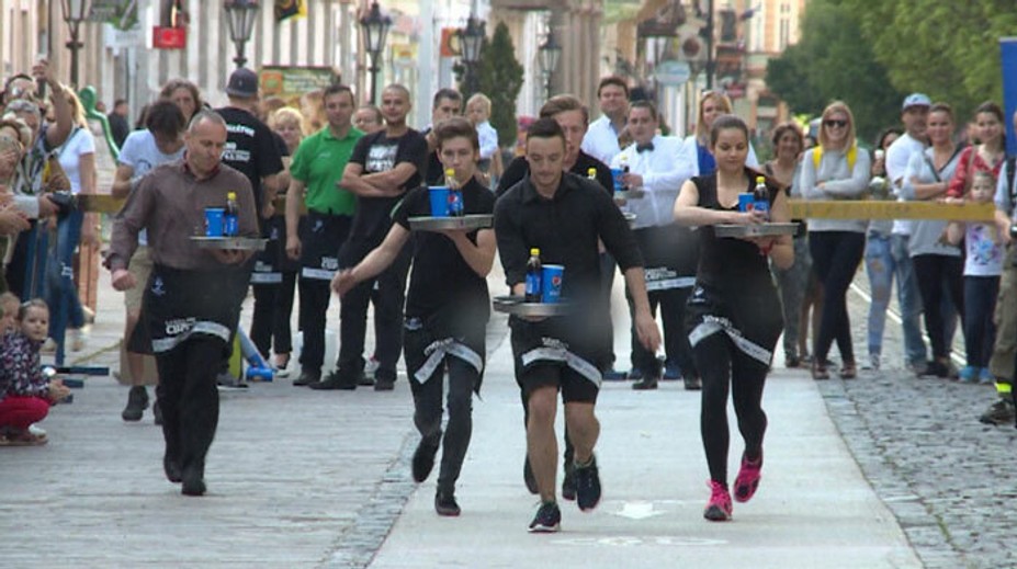 Vrchní, prchni! v akcii: Čašníci dokázali svoje schopnosti v behu