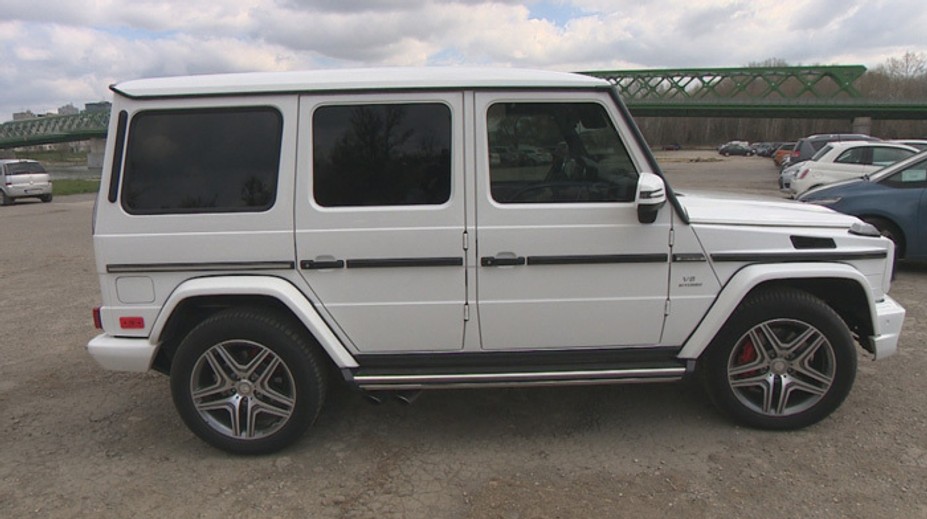 Vysnívané auto si kúpil cez inzerát. Okamžite mal problémy s políciou aj daniarmi