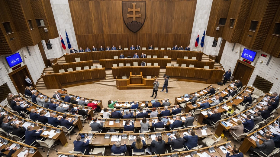 PS vedie pred Smerom, Republika je tretia. Pozrite si najnovší volebný prieskum