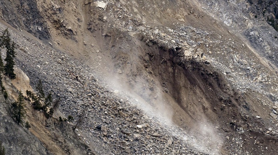 Padajúce skaly ich minuli len o vlások, kvôli hroziacemu nebezpečenstvu evakuovali celú dedinu