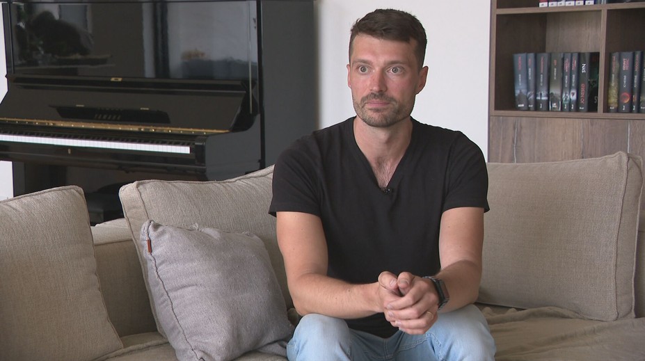 Martina pri prechádzke lesom zavalil strom a ochrnuli mu svaly na nohách. Pomohla mu prelomová operácia