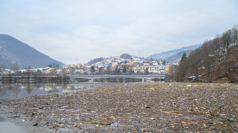 Nekonečný príbeh. Vodnú nádrž Ružín opäť zaplavili tony odpadu