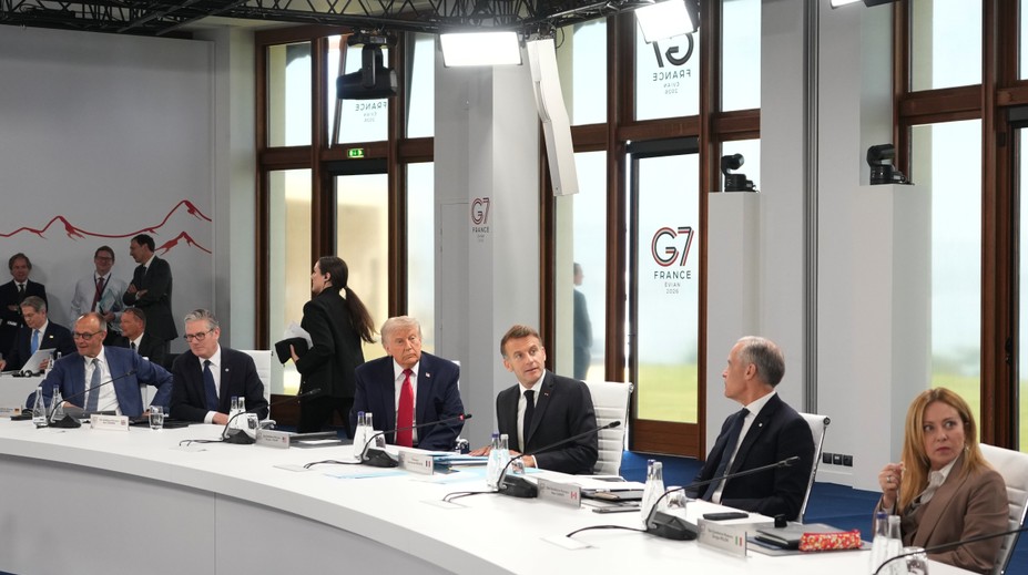 Lídri G7 si mysleli, že ich nikto nepočuje. Mikrofóny zachytili nečakané momenty