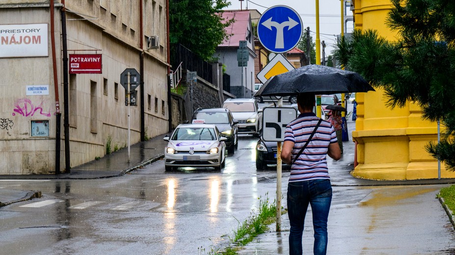 Na Slovensko sa valí studený front. SHMÚ vydal výstrahy pred búrkami
