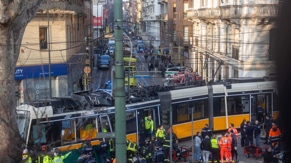 FOTO: Tragická nehoda v Miláne. Po vykoľajení električky hlásia jedného mŕtveho a desiatky zranených