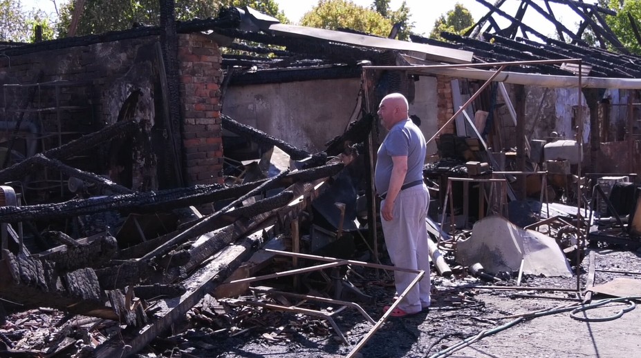 Stačilo pár minút a prišli o všetko. Z horiaceho domu utekala šesťčlenná rodina, dedko pri pohľade na skazu skolaboval