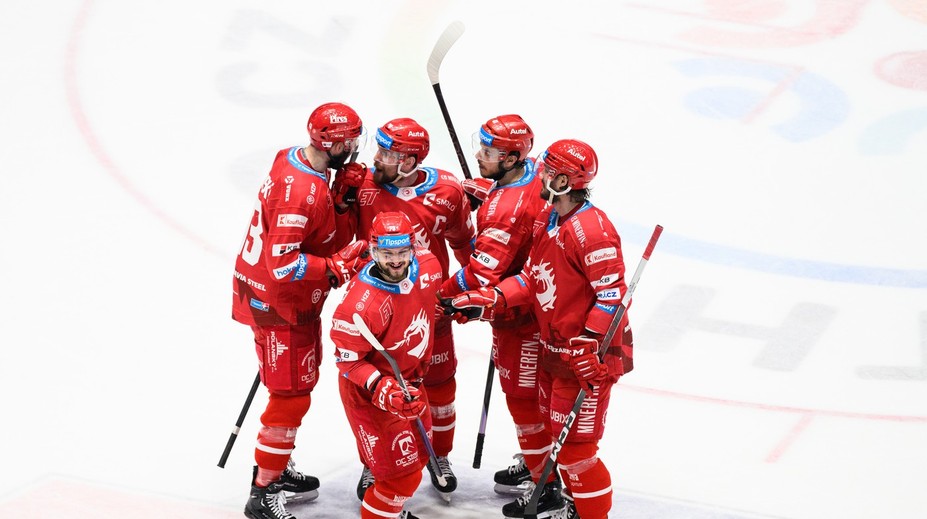 VIDEO: Slováci si v Česku idú po ďalší titul. Tomek hokejkou zázračne vychytal Hudáčka, no postup Třinca nezmaril
