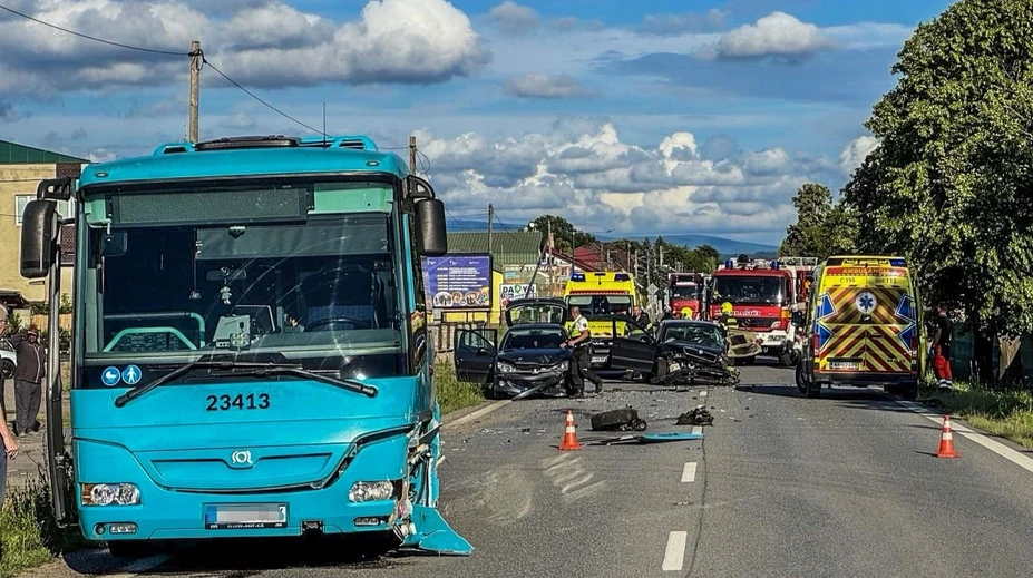 Nehoda autobusu a dvoch áut na východe Slovenska. Úsek bol neprejazdný